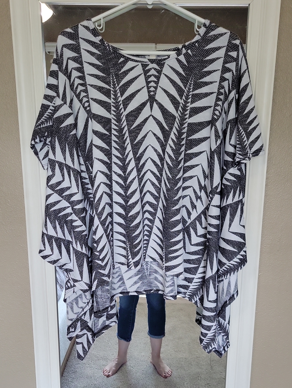 Tyche Black and White Geometric Poncho Tunic 💥💥